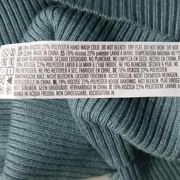 Forever 21 green long sleeve v-neck top. Size S - Picture 6 of 6